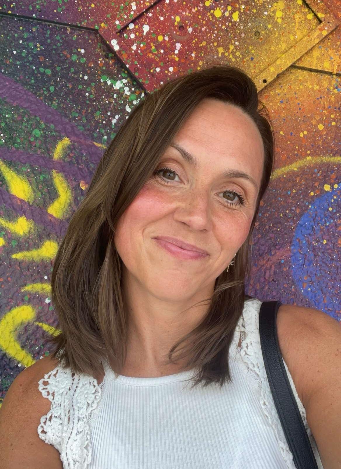 Mange miljø-budskap appellerer til skyld og dårlig samvittighet, men dette motiverer dårlig over tid.  Stolthet derimot, motiverer veldig godt til miljøvennlige mote-valg, sier Sarah Lisa Arnesen som har skrevet doktoravhandling om bærekraftig mote. 